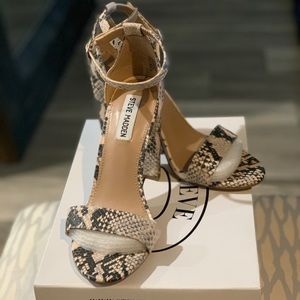 Women’s block heel sandal.